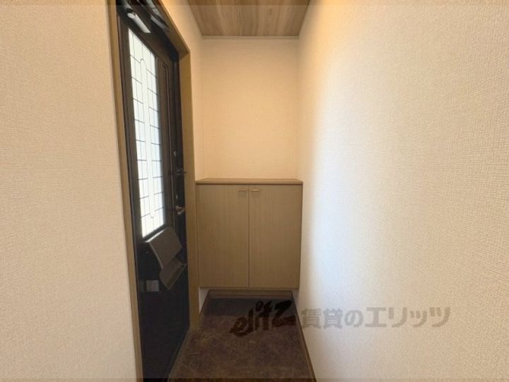 ベェルヴィジュールB棟の玄関