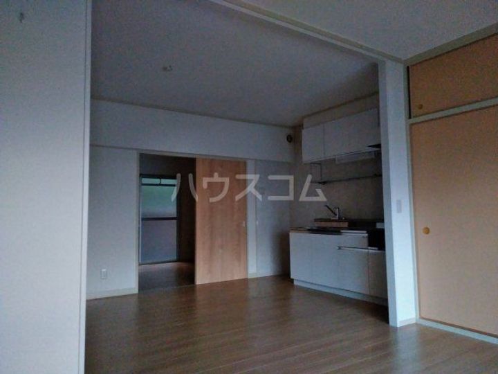 大六天マンションの居間