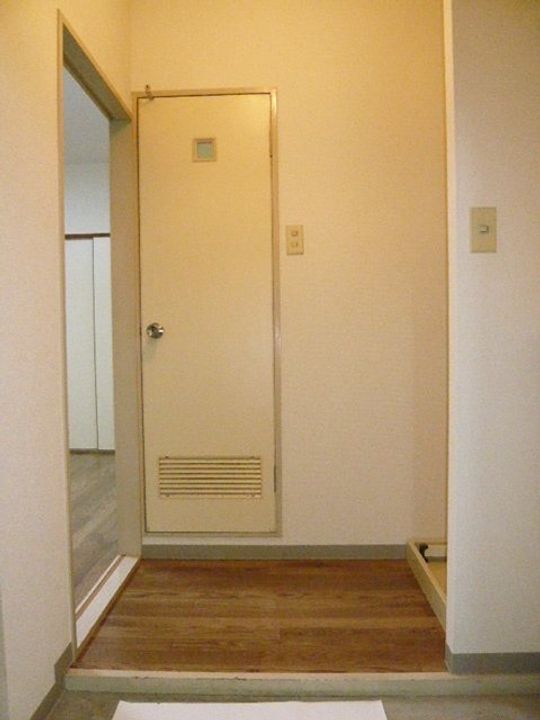 但馬屋ビルの玄関