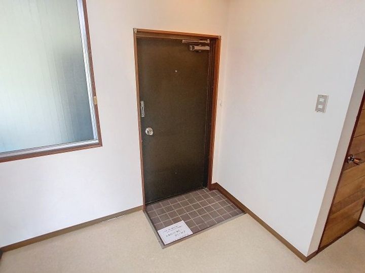 弘田マンションの玄関