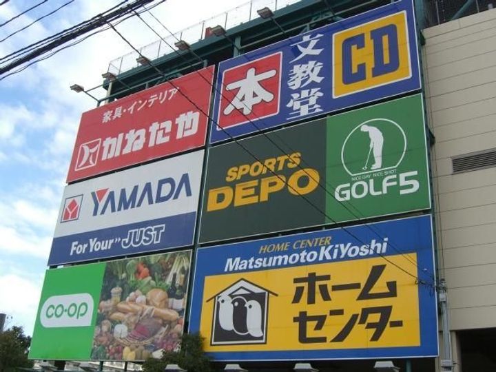 CASA 22の周辺
