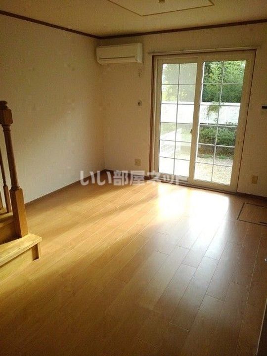 愛知県岡崎市森越町字城屋敷(アパート)の賃貸物件の居間