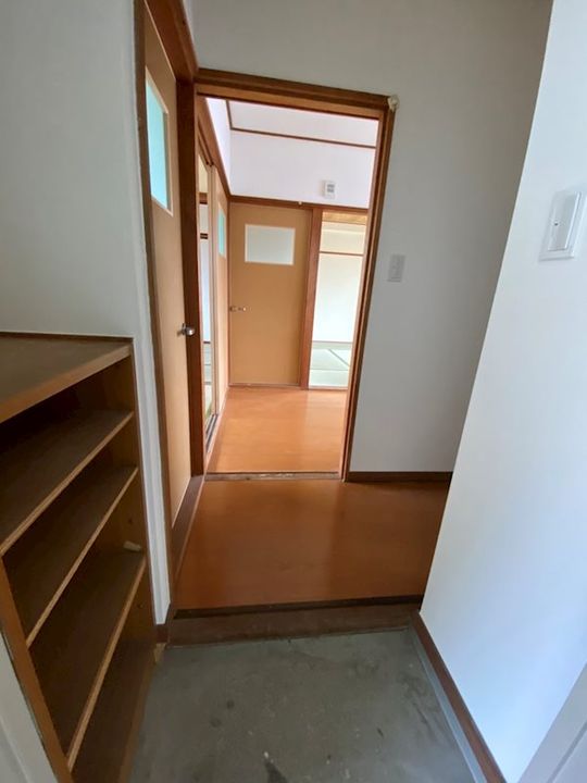 丸隆マンションの玄関