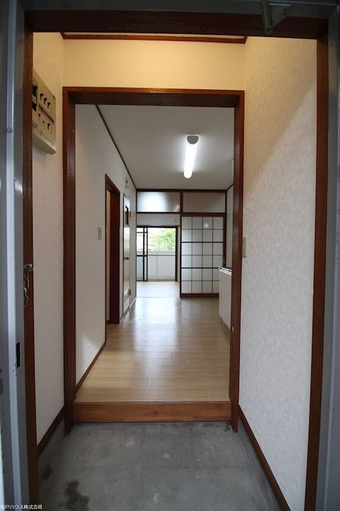 信栄ハイツの玄関