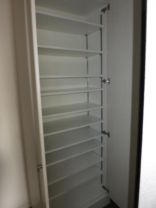 HF明大前レジデンスの玄関