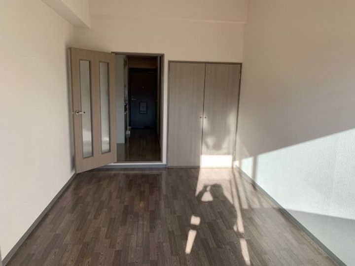 日経舟入南の内装