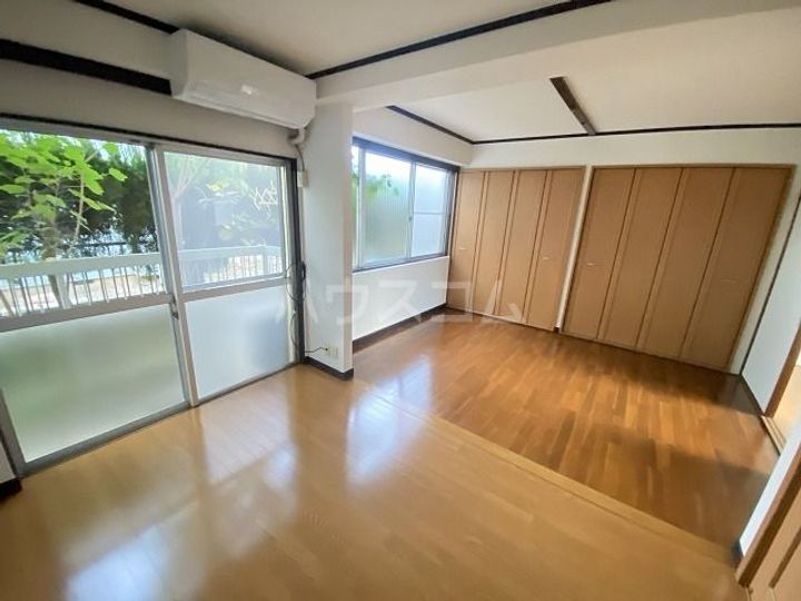 稲荷森マンションの居間