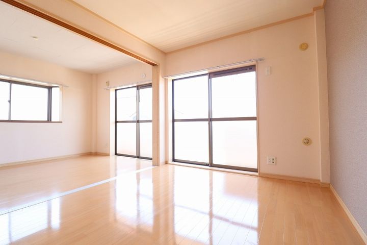 シャトル 若葉の内装