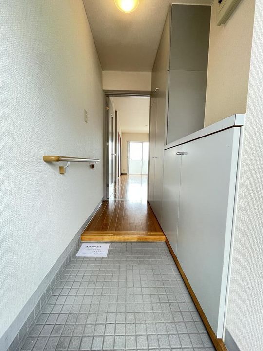 レジデンス桂B棟の玄関