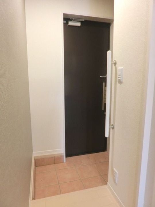 ウイングガーデンB棟の玄関