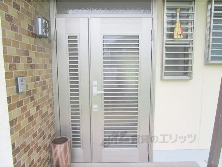 園部町小桜町68-16シェアハウスの玄関