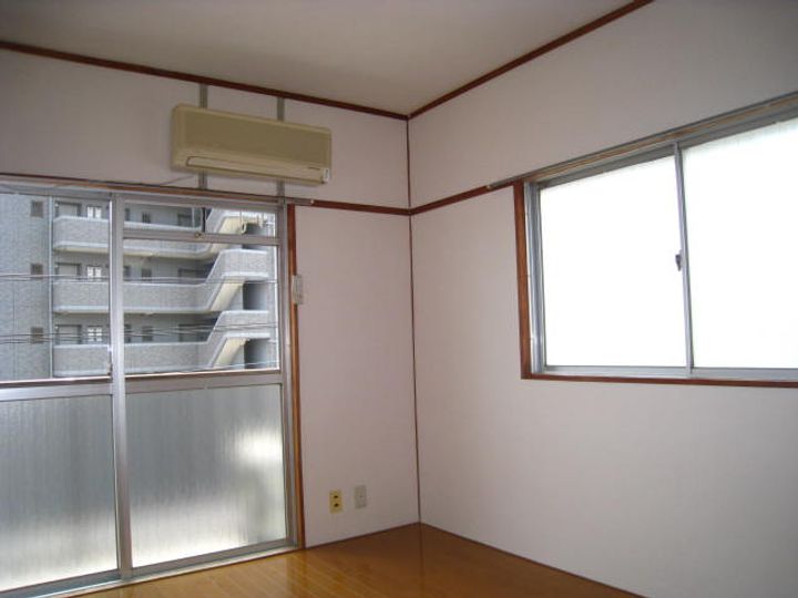 吉村ビルの居間