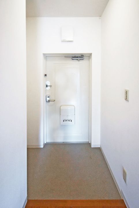 URアーバンラフレ小幡の玄関