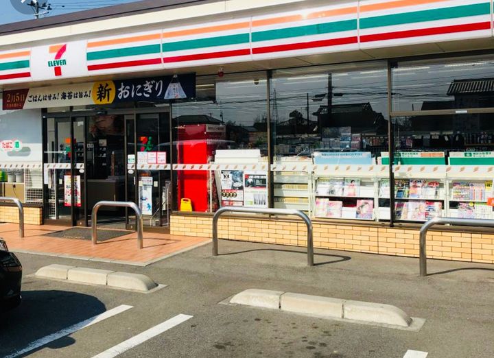 ボヌール. Kの周辺