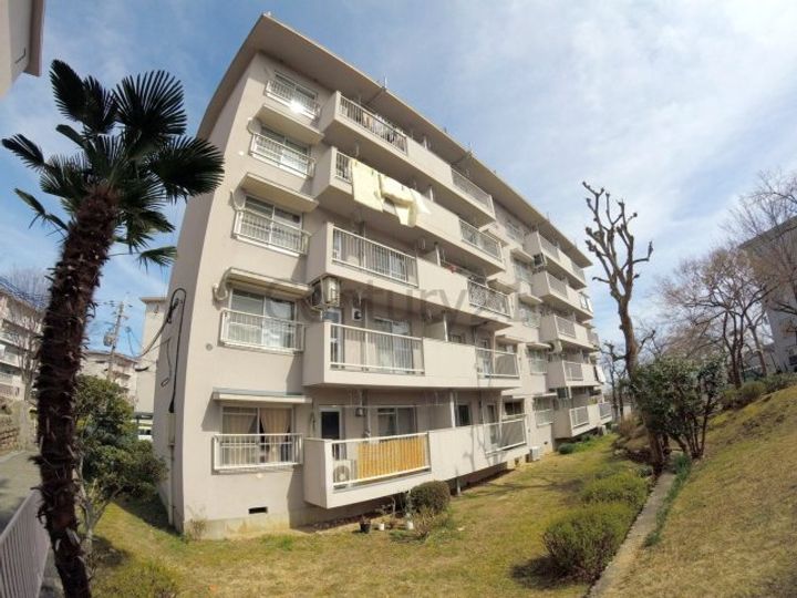 逆瀬川6号棟の外観