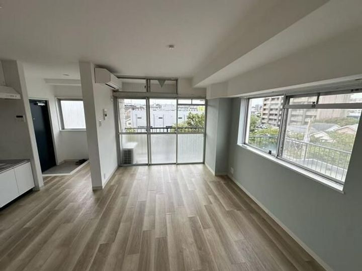 汐入ビルの居間