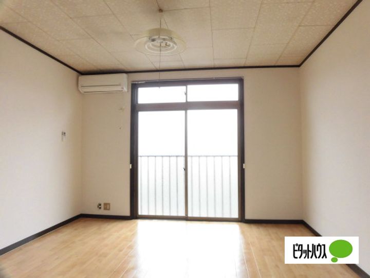 コーポ津志田の居間