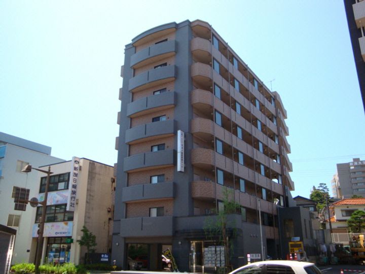 レジュイール東中通の外観