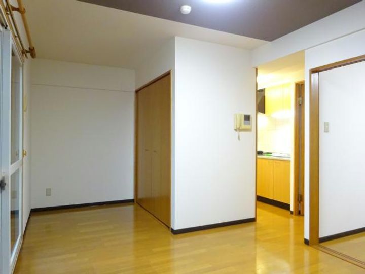 レジュイール東中通の居間