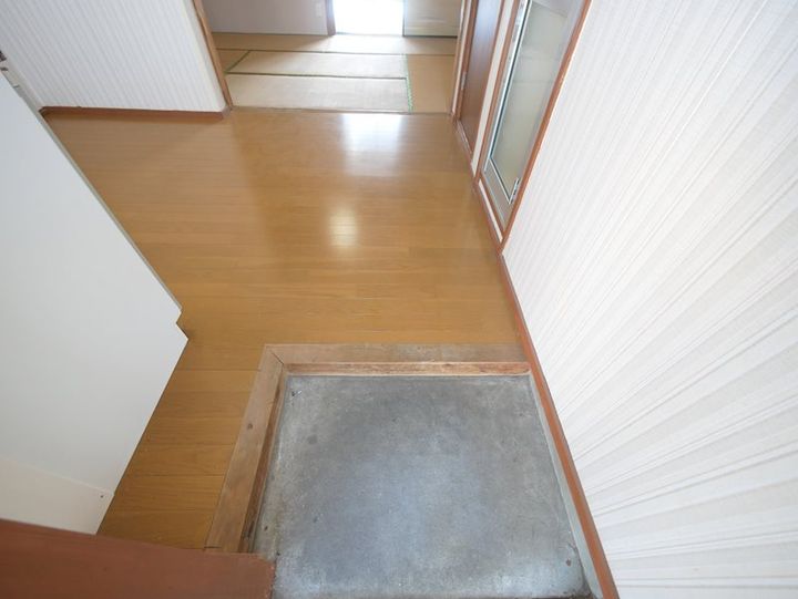 内山商店ビルの玄関