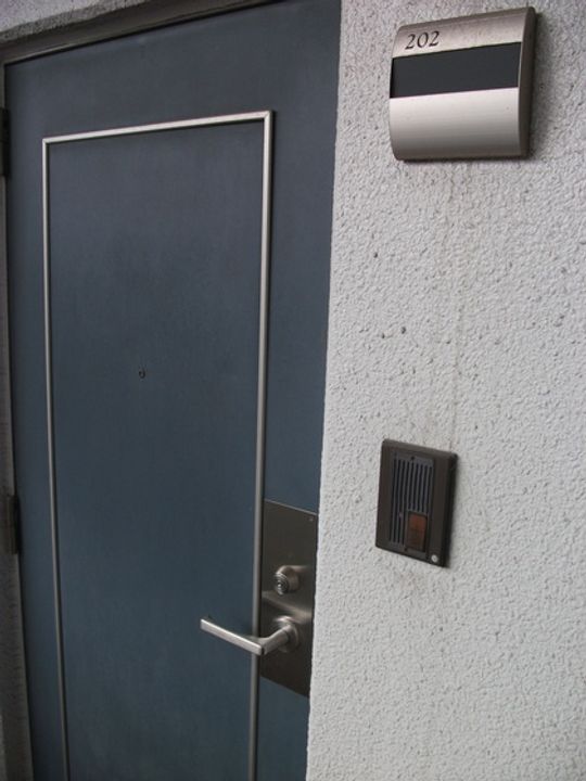 岡山県岡山市北区奥田本町の賃貸マンションの玄関