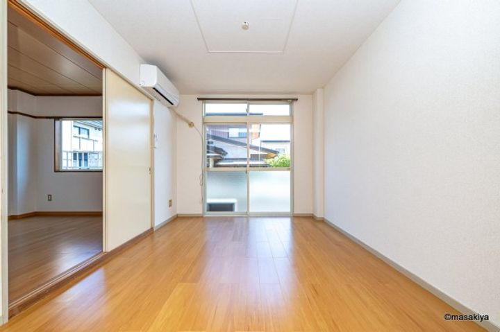 アーバン稲葉の居間