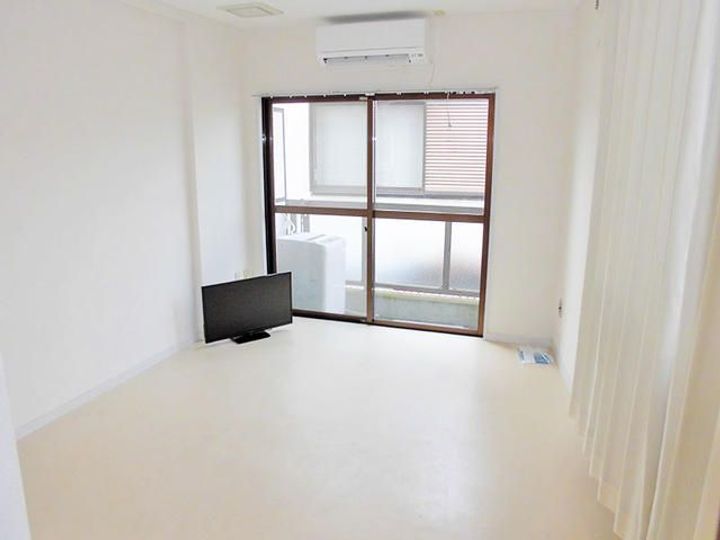 今福ビルの居間