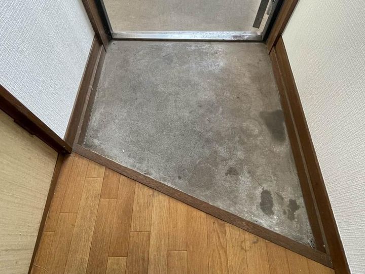 吉原ビルの玄関