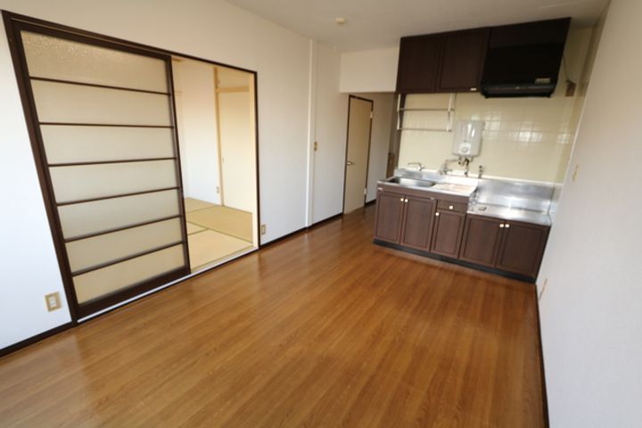 カワマタハイツの居間