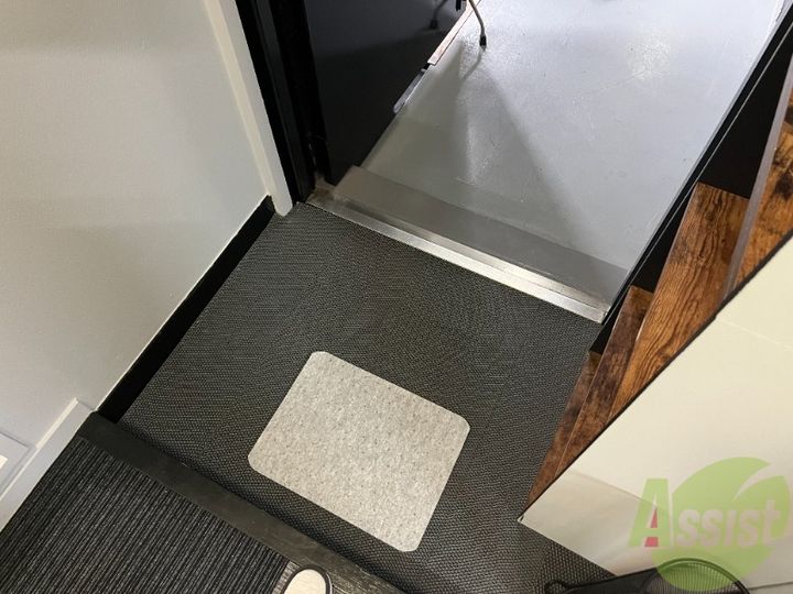 ライフ東山の玄関