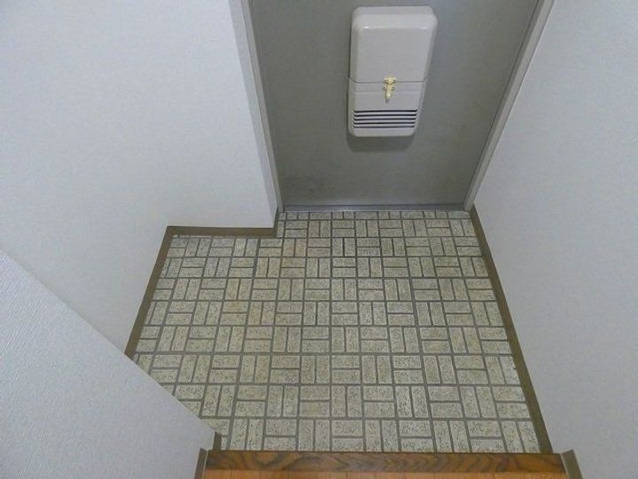 ロイヤルハイツ高井田の玄関