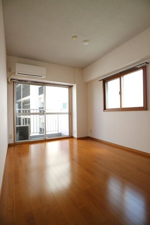 タカハシビルの居間