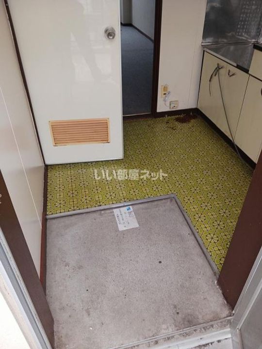 朋栄ハイツの玄関