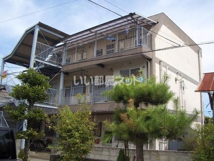 朋栄ハイツの外観