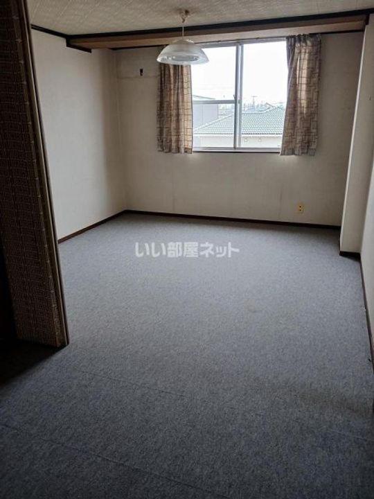 朋栄ハイツの居間