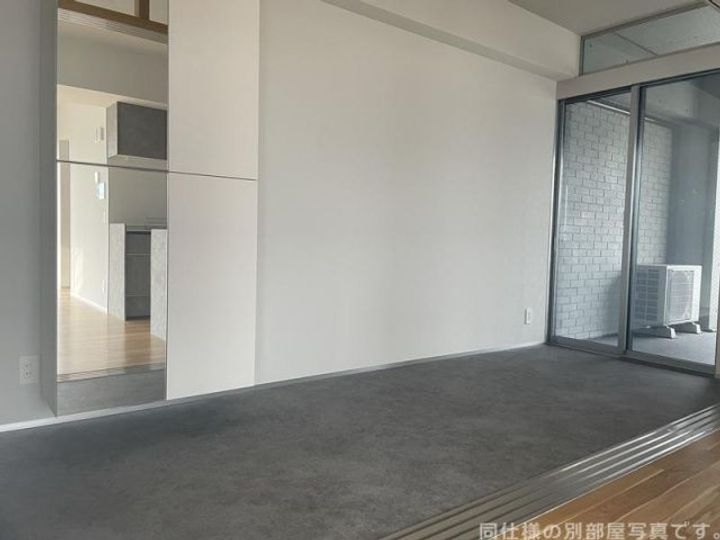 京都府京都市下京区西七条北衣田町の賃貸マンションの玄関
