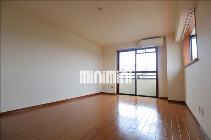 辰巳興産ビルの居間