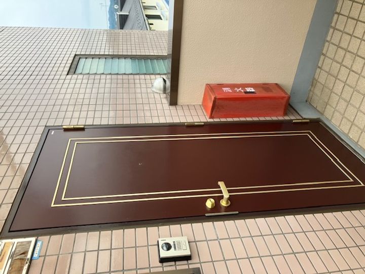 エフケイビルの玄関