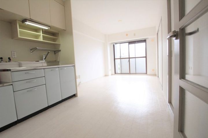 三福ビルの居間