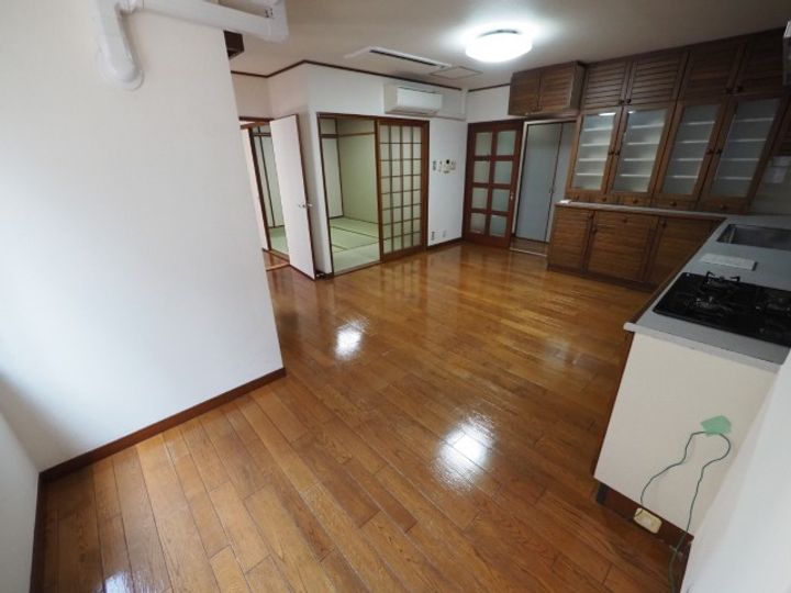 有田ビルの居間