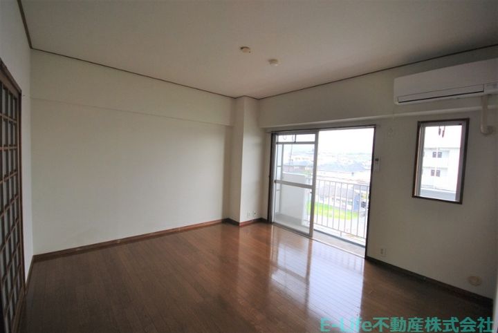 ロイヤルコーポ月出の居間