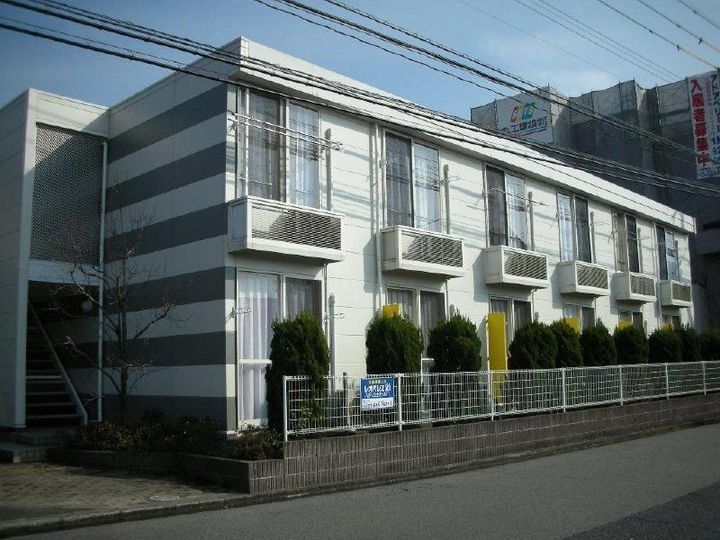 レオパレステルサの外観