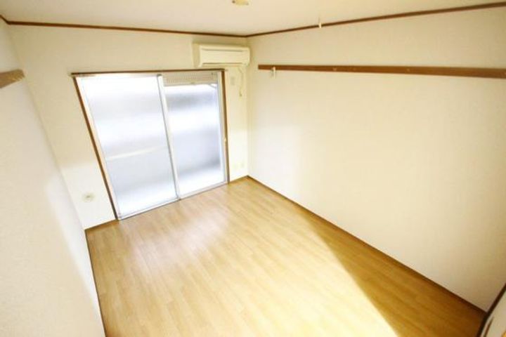 第三落海ビルの居間