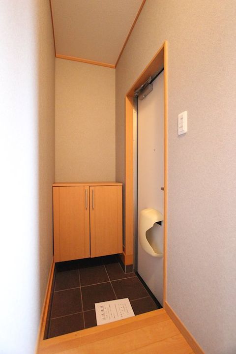 第6コスギコーポの玄関