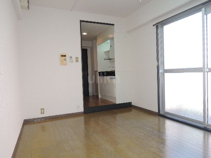 グランディール深草ビルの居間