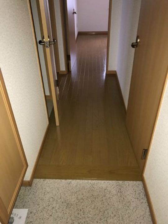 フォレスト愛子の玄関