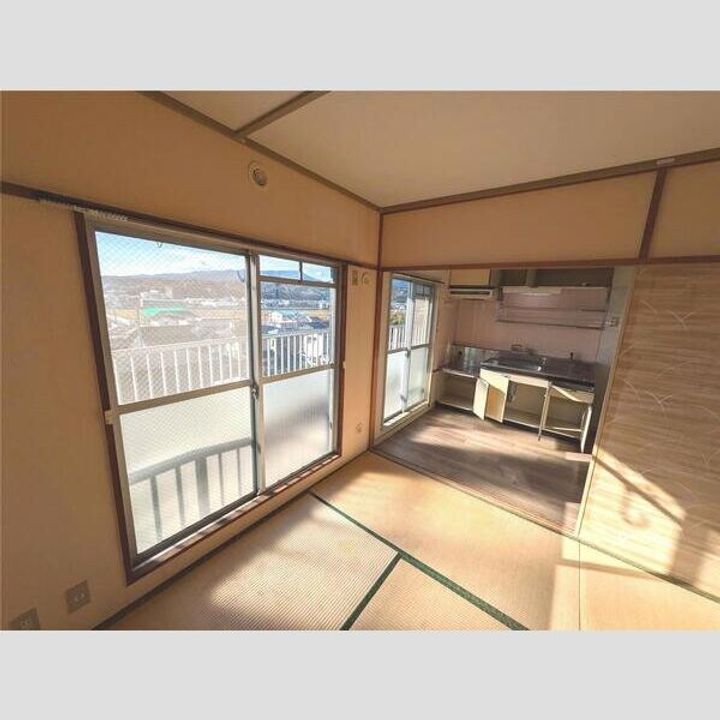 神奈川県小田原市久野(マンション)の賃貸物件の居間