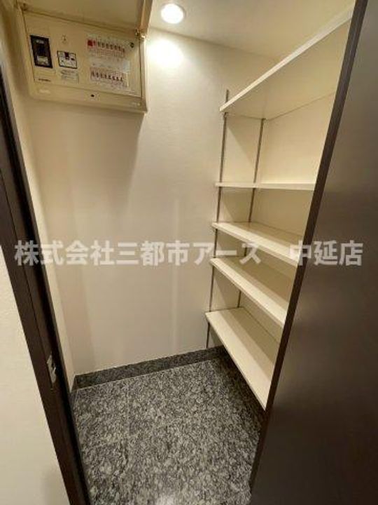 アトラス国領サウスタワーH棟の玄関