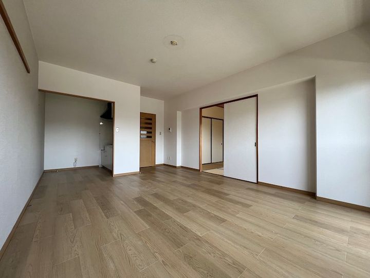 ロイヤルハイツ鶴羽田の居間