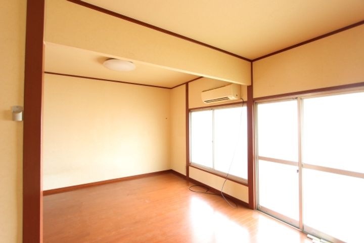 晴山荘の居間